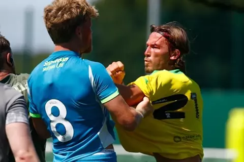 مباراة ودية تتحول إلى مشاجرة عنيفة بين نجمين في إنجلترا